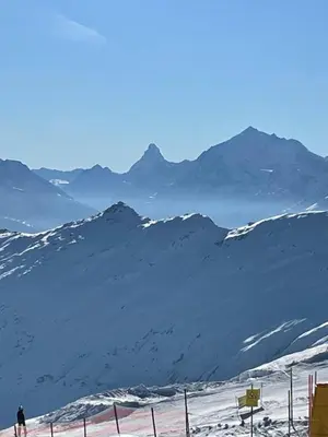 Ein allgemeiner Bergblick oder ein Berglick von des Chalets aus