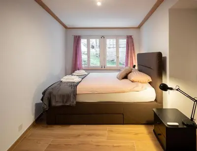 Ein Bett oder Betten in einem Zimmer der Unterkunft Lauterbrunnen Beautiful Staubbach apartment in a charming Chalet