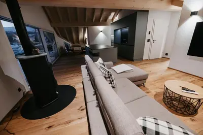 Ein Sitzbereich in der Unterkunft Rothorn- grosse, moderne Dachwohnung mit fantastischer Aussicht