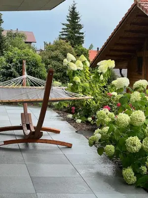 Ein Garten an der Unterkunft Luxury Lakeview Chalet with AC & SPA near Interlaken