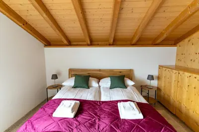 Ein Bett oder Betten in einem Zimmer der Unterkunft Luxury Lakeview Chalet with AC & SPA near Interlaken