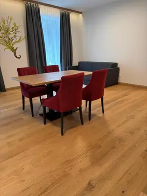 Ein Sitzbereich in der Unterkunft Gemmi Hotel & Spa