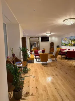 Ein Sitzbereich in der Unterkunft Gemmi Hotel & Spa