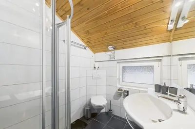 Ein Badezimmer in der Unterkunft Central Apartment for 6 the Heart of Saas-Fee