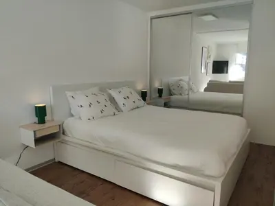 Ein Bett oder Betten in einem Zimmer der Unterkunft Big studio, just renovated, great views, with free parking