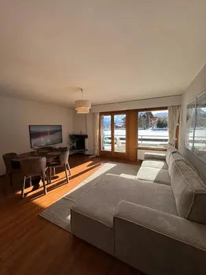 Ein Sitzbereich in der Unterkunft magnifique appartement au centre de Montana