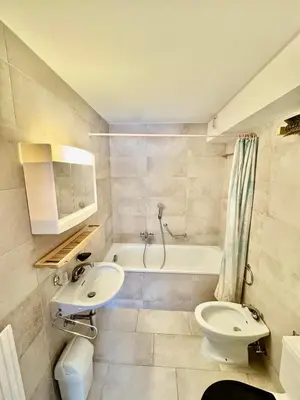 Ein Badezimmer in der Unterkunft magnifique appartement au centre de Montana