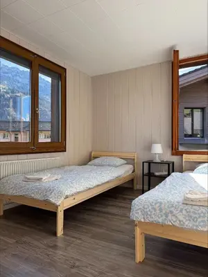 Ein Bett oder Betten in einem Zimmer der Unterkunft zentrale Ferienwohnungen in Frutigen