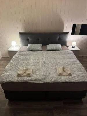 Ein Bett oder Betten in einem Zimmer der Unterkunft zentrale Ferienwohnungen in Frutigen