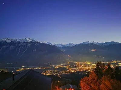 Ein allgemeiner Bergblick oder ein Berglick von des Ferienhauses aus