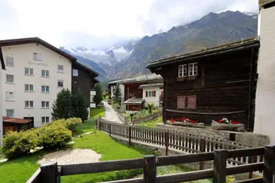Ein allgemeiner Bergblick oder ein Berglick von des Chalets aus