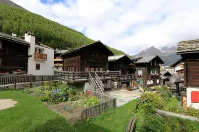 Ein allgemeiner Bergblick oder ein Berglick von des Chalets aus