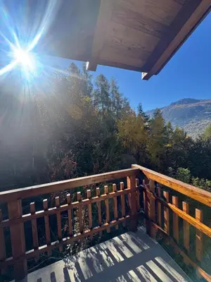 Ein allgemeiner Bergblick oder ein Berglick von des Chalets aus