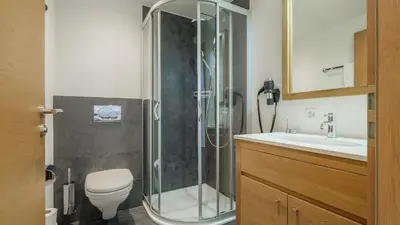 Ein Badezimmer in der Unterkunft Haus Zur Matte by Zermatt Premium Apartments