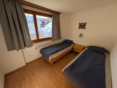 Ein Bett oder Betten in einem Zimmer der Unterkunft Family friendly and sunny apartment in the heart of Saas Grund