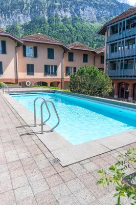 Der Swimmingpool an oder in der Nähe von Surfers Oase near Interlaken at lake with pool