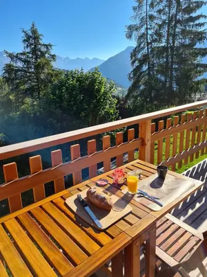Ein allgemeiner Bergblick oder ein Berglick von des Chalets aus