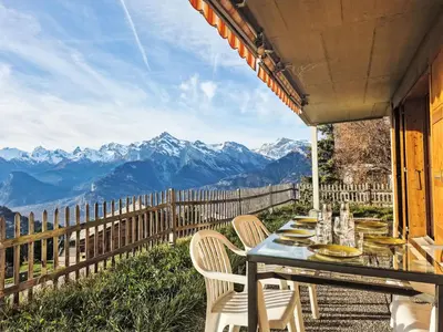 Ein allgemeiner Bergblick oder ein Berglick von der Ferienwohnung aus
