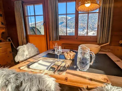 Ein allgemeiner Bergblick oder ein Berglick von der Ferienwohnung aus