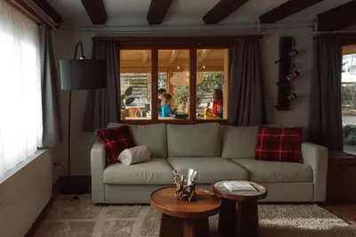 Ein Sitzbereich in der Unterkunft LaVida Peak Mountain Ski Retreat Frutigen & Adelboden, free parking