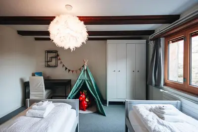 Ein Bett oder Betten in einem Zimmer der Unterkunft LaVida Peak Mountain Ski Retreat Frutigen & Adelboden, free parking