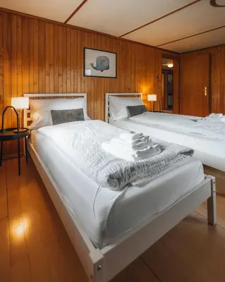 Ein Bett oder Betten in einem Zimmer der Unterkunft LaVida Wave Lakeside, Interlaken, Ski, free parking
