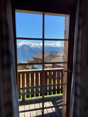 Ein allgemeiner Bergblick oder ein Berglick von des Chalets aus