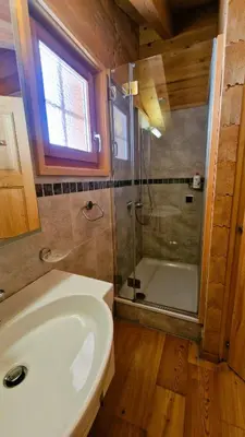 Ein Badezimmer in der Unterkunft Chalet La Giete 6 personnes La Forclaz