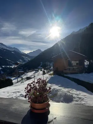Ein allgemeiner Bergblick oder ein Berglick von des Chalets aus