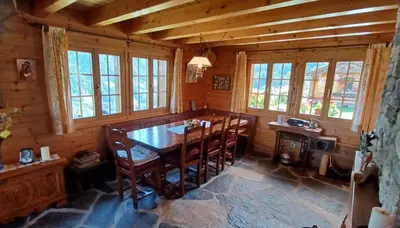 Ein Sitzbereich in der Unterkunft Chalet Famicha by Jolidi