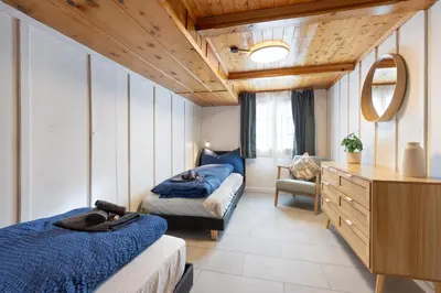 Ein Bett oder Betten in einem Zimmer der Unterkunft Spacious Apt near Brienz with Hot Tub & Parking