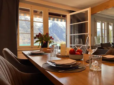 Ein Sitzbereich in der Unterkunft Breathtaking Lake & Mountain View Apartment 2
