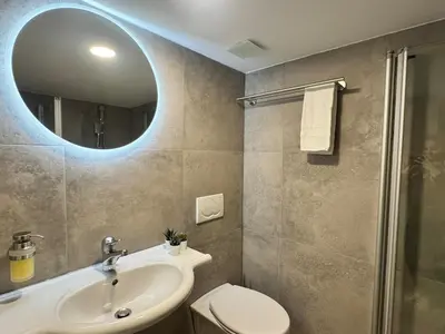 Ein Badezimmer in der Unterkunft Breathtaking Lake & Mountain View Apartment 2