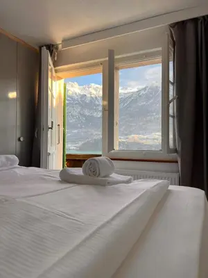 Ein Bett oder Betten in einem Zimmer der Unterkunft Breathtaking Lake & Mountain View Apartment 2