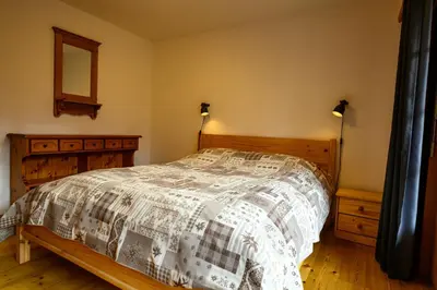 Ein Bett oder Betten in einem Zimmer der Unterkunft Residence Veisivis 72, appartement de charme rénové à La Forclaz, Evolène