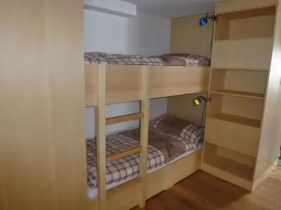 Ein Etagenbett oder Etagenbetten in einem Zimmer der Unterkunft Apartment Chalet Bachsbort 14 by Interhome