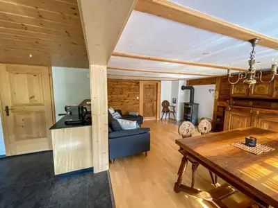 Ein Sitzbereich in der Unterkunft Holiday Home Chalet Simeli by Interhome