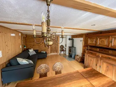 Ein Sitzbereich in der Unterkunft Holiday Home Chalet Simeli by Interhome