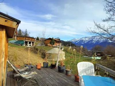 Ein allgemeiner Bergblick oder ein Berglick von des Ferienhauses aus