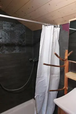 Ein Badezimmer in der Unterkunft Holiday Home Einzigartige Holzhütte mit Bergpanorama by Interhome