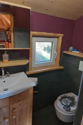 Ein Badezimmer in der Unterkunft Holiday Home Einzigartige Holzhütte mit Bergpanorama by Interhome