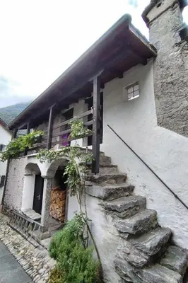 Das Gebäude in dem sich das Ferienhaus befindet
