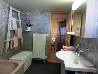 Ein Badezimmer in der Unterkunft Apartment bei der Arve 4 Bett Wohnung by Interhome