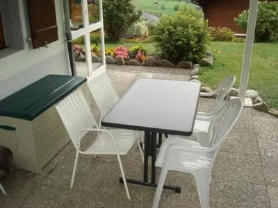 Ein Garten an der Unterkunft Apartment Chalet Bärli by Interhome