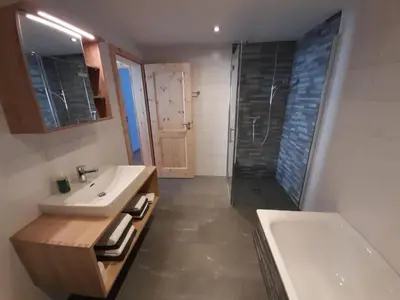 Ein Badezimmer in der Unterkunft Apartment im Chalet Adelheid by Interhome