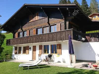 Das Gebäude in dem sich das Ferienhaus befindet