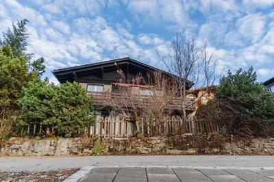 Das Gebäude in dem sich das Ferienhaus befindet