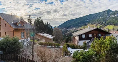 Ein allgemeiner Bergblick oder ein Berglick von des Ferienhauses aus
