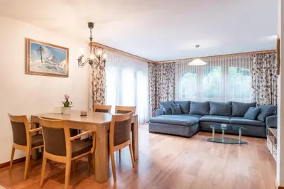 Ein Sitzbereich in der Unterkunft Arcadia Apartment, central & spacious by Inspiringplaces Zermatt