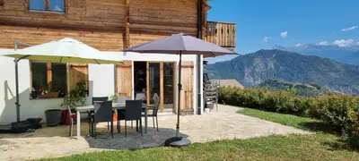 Ein allgemeiner Bergblick oder ein Berglick von des Chalets aus